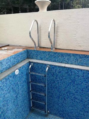 Tipo trilhos de aço inoxidável da flange da etapa da piscina de 1.0mm